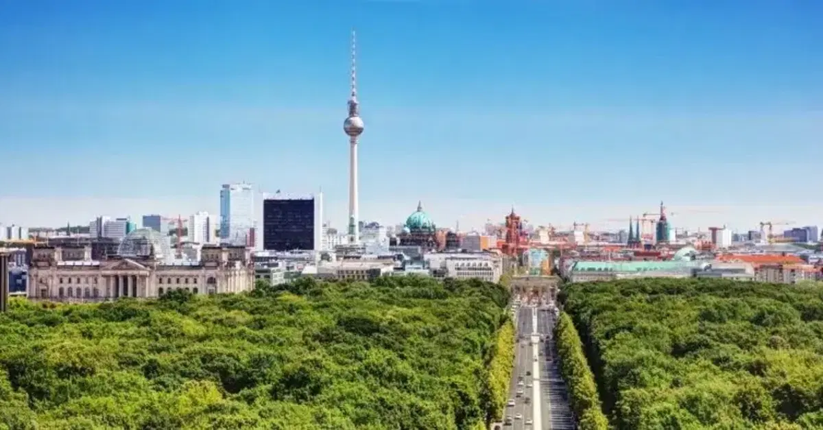 Berlino inaugura l&rsquo;autostrada urbana A100: un&rsquo;opera da 721 milioni, ma in controtendenza rispetto alle altre capitali europee che vietano le auto