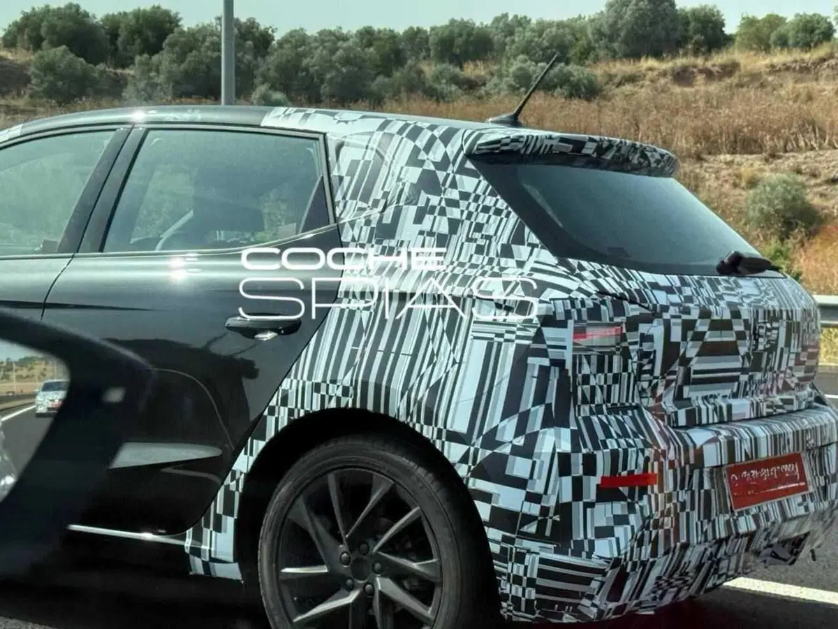 Nuova Seat Ibiza: debutto a Monaco, ecco le foto spia del restyling che svelano il nuovo volto (4)