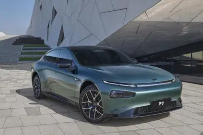 Xpeng P7 debutta in Europa: autonomia record da 820 km per la nuova berlina elettrica cinese