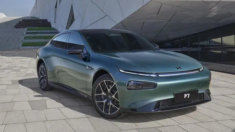 Xpeng P7 debutta in Europa: autonomia record da 820 km per la nuova berlina elettrica cinese
