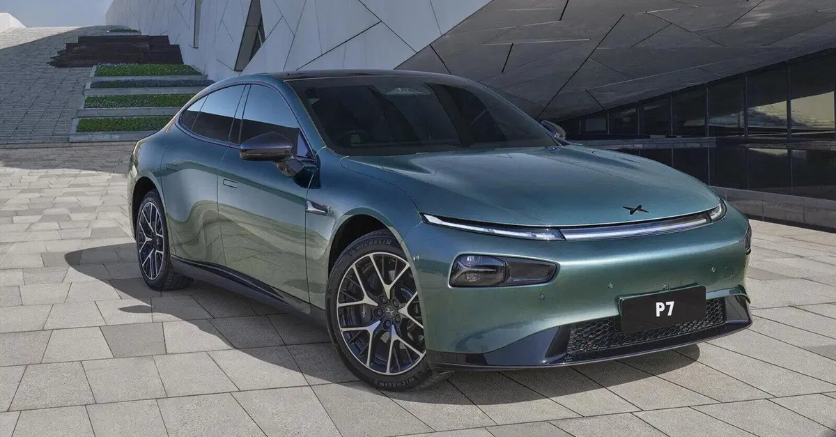 Xpeng P7 debutta in Europa: autonomia record da 820 km per la nuova berlina elettrica cinese