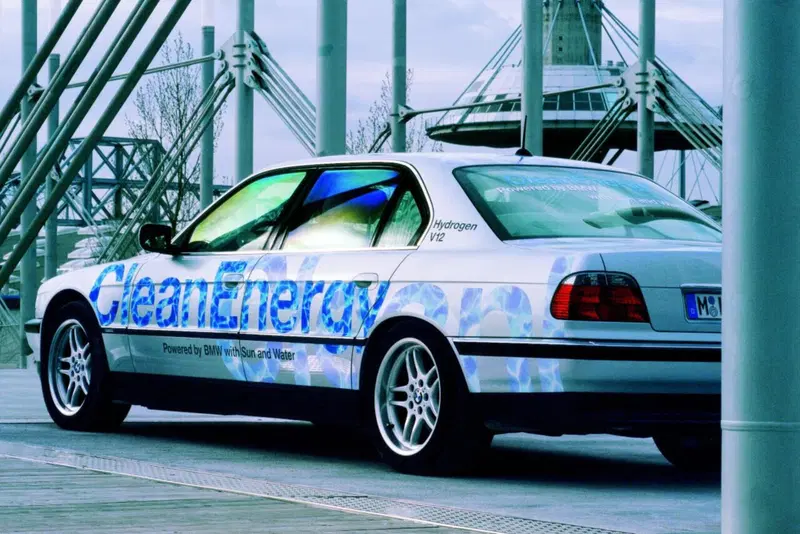 La BMW 750hL (E38), con il motore V12 a idrogeno