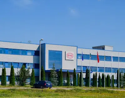 BYD riduce gli obiettivi di vendita 2025: crescita in rallentamento per il colosso cinese dell&rsquo;elettrico