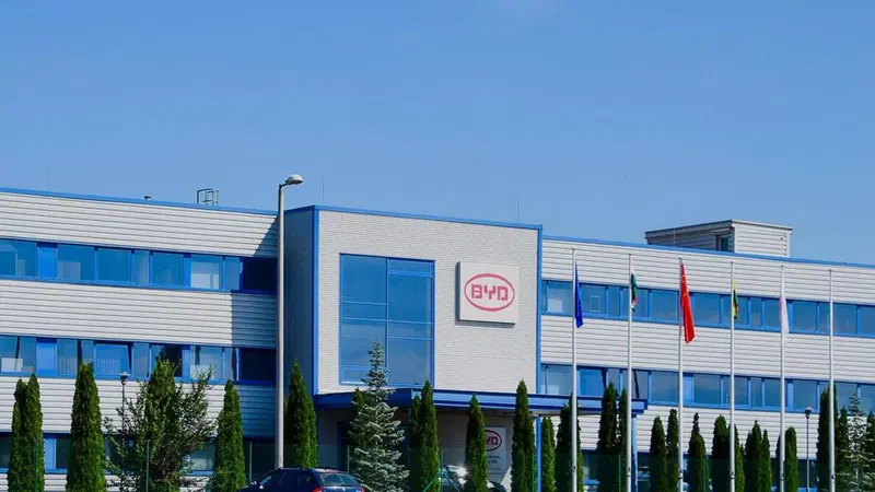BYD riduce gli obiettivi di vendita 2025: crescita in rallentamento per il colosso cinese dell&rsquo;elettrico