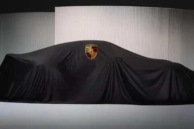 Nuova Porsche 911 Turbo 2025: debutto a Monaco con 700 CV e cuore ibrido