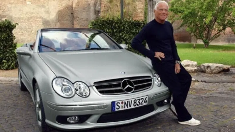 Giorgio Armani, il re della moda e il suo legame con l&rsquo;automobile: dalle Mercedes ai progetti con Fiat 500e