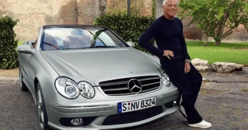 Giorgio Armani, il re della moda e il suo legame con l&rsquo;automobile: dalle Mercedes ai progetti con Fiat 500e