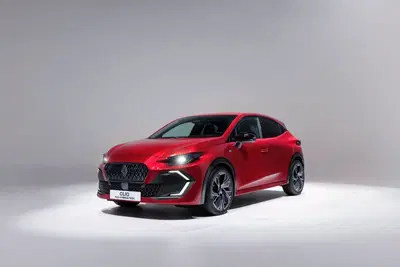 Renault Clio: sesta generazione con pi&ugrave; stile, tecnologia e l&rsquo;ibrido da 160 CV. Tutte le info e tutte le foto