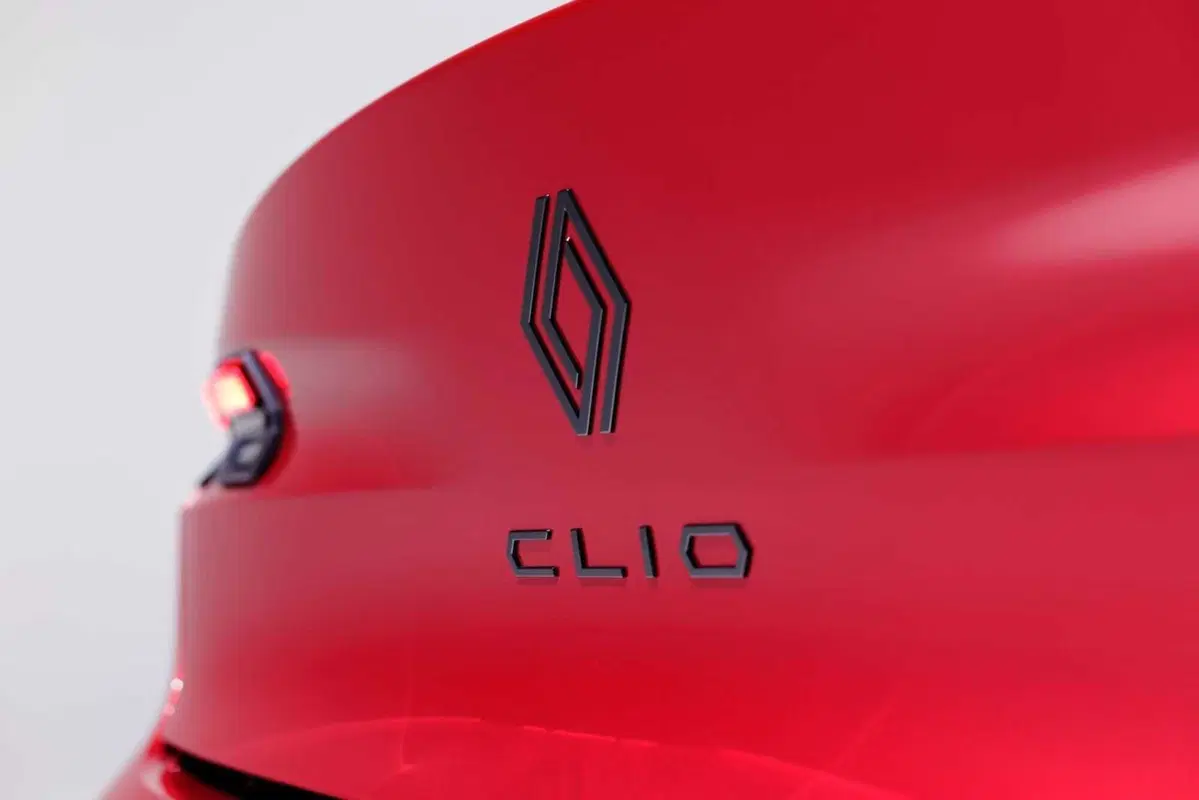 Renault Clio: sesta generazione con più stile, tecnologia e l’ibrido da 160 CV (8)