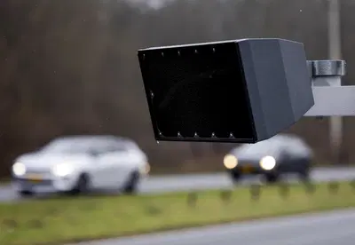 SafeDrive, l'intelligenza artificiale arriva sugli autovelox. Ma chi telefona &egrave; (ancora) salvo