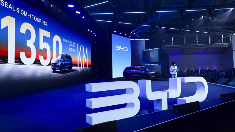 Cina, l&rsquo;allarme di BYD: &laquo;Nel mercato auto resteranno in piedi meno di 20 marchi entro il 2030&raquo;