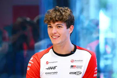 F1, Oliver Bearman sogna la Ferrari: &ldquo;&Egrave; l&rsquo;obiettivo della mia vita&rdquo;. Pronto a raccogliere l&rsquo;eredit&agrave; di Leclerc e Hamilton?