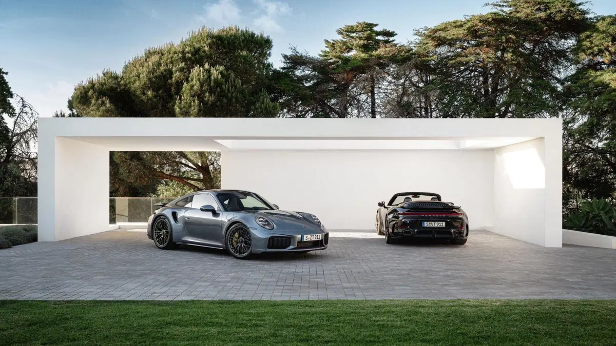 Porsche 911 Turbo S Cabriolet 2026: più potenza, tecnologia ibrida e un prezzo assurdo (4)