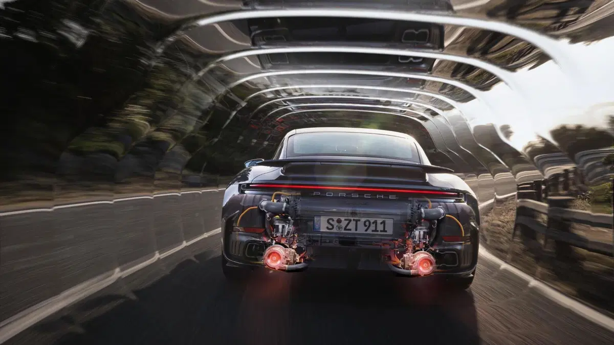 Porsche 911 Turbo S Cabriolet 2026: più potenza, tecnologia ibrida e un prezzo assurdo (5)