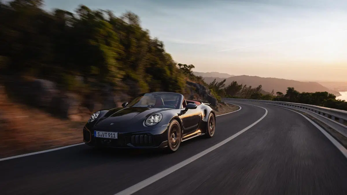 Porsche 911 Turbo S Cabriolet 2026: più potenza, tecnologia ibrida e un prezzo assurdo (7)