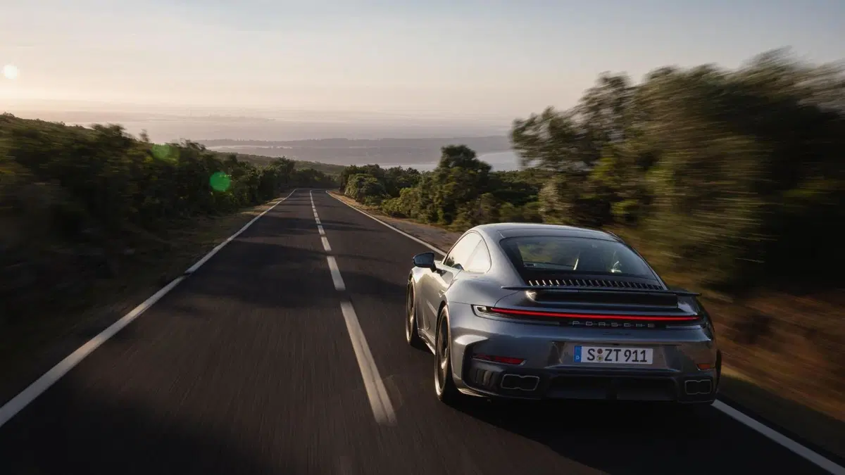 Porsche 911 Turbo S Cabriolet 2026: più potenza, tecnologia ibrida e un prezzo assurdo (8)