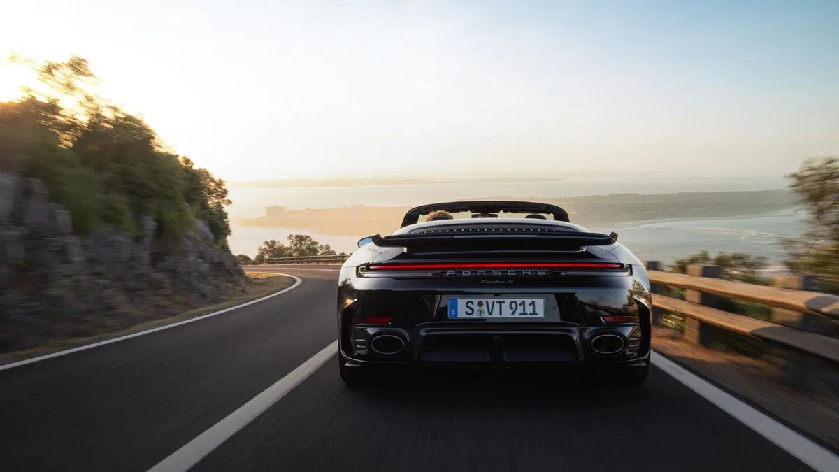 Porsche 911 Turbo S Cabriolet 2026: più potenza, tecnologia ibrida e un prezzo assurdo (9)