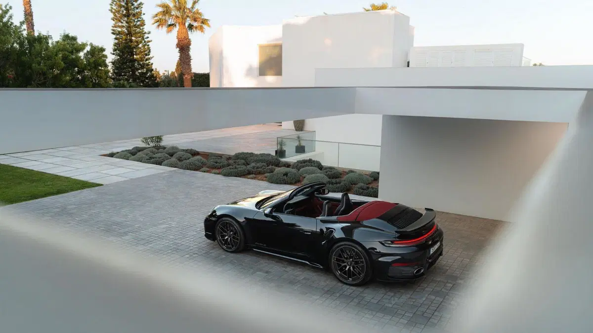 Porsche 911 Turbo S Cabriolet 2026: più potenza, tecnologia ibrida e un prezzo assurdo (10)