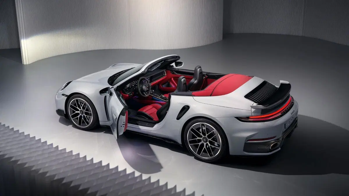 Porsche 911 Turbo S Cabriolet 2026: più potenza, tecnologia ibrida e un prezzo assurdo (12)