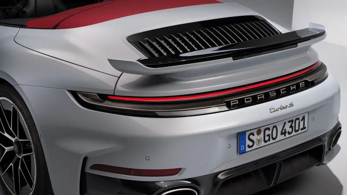 Porsche 911 Turbo S Cabriolet 2026: più potenza, tecnologia ibrida e un prezzo assurdo (13)