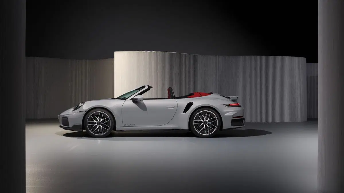 Porsche 911 Turbo S Cabriolet 2026: più potenza, tecnologia ibrida e un prezzo assurdo (14)