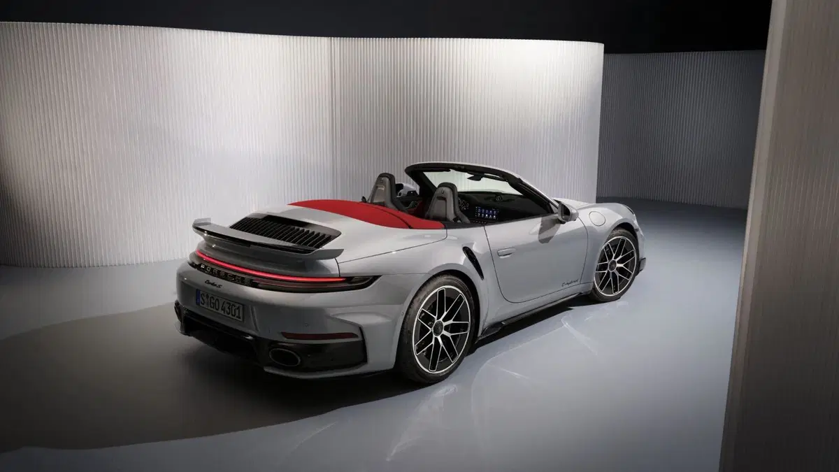 Porsche 911 Turbo S Cabriolet 2026: più potenza, tecnologia ibrida e un prezzo assurdo (15)