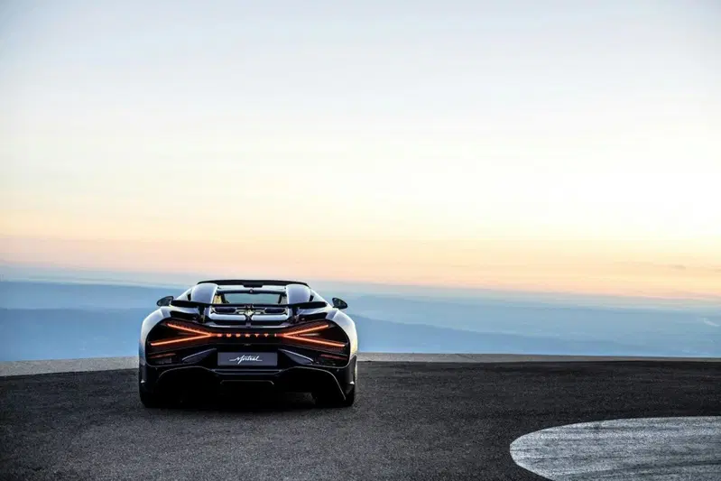 Tramonto sul motore W16