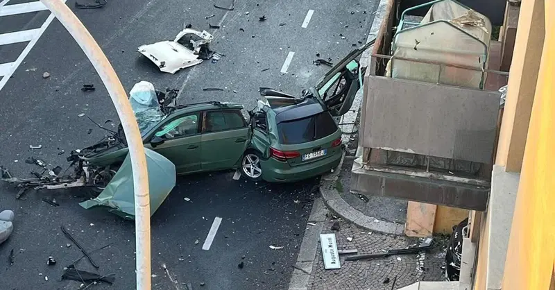 Bologna, Audi rubata si spezza a met&agrave; dopo l&rsquo;inseguimento: morto 18enne, ferito il conducente