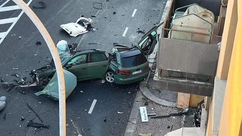 Bologna, Audi rubata si spezza a met&agrave; dopo l&rsquo;inseguimento: morto 18enne, ferito il conducente