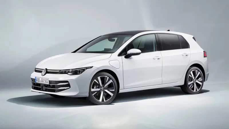 Volkswagen Golf 9: in arrivo la prima versione ibrida HEV per sfidare la Toyota Corolla