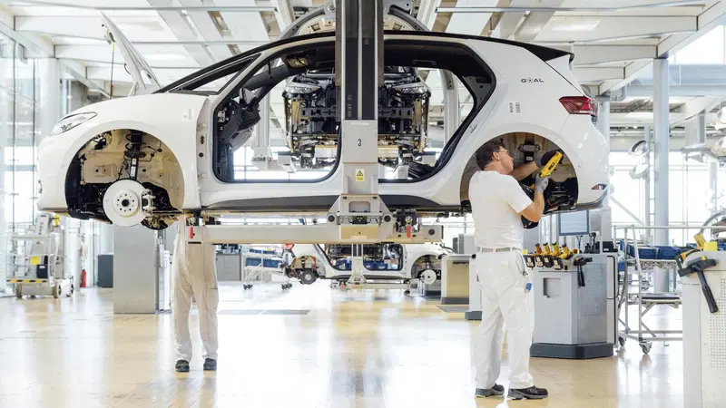 Volkswagen rinvia la Golf elettrica: i tagli ai costi frenano la trasformazione di Wolfsburg