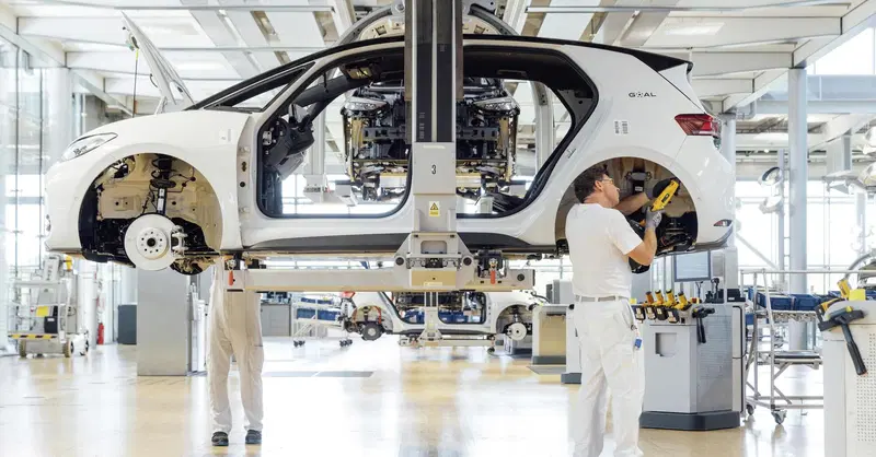 Volkswagen rinvia la Golf elettrica: i tagli ai costi frenano la trasformazione di Wolfsburg