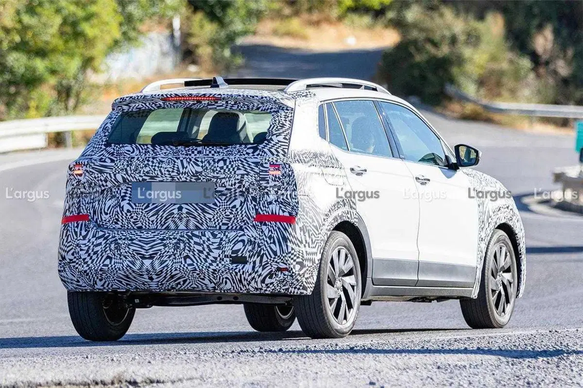 Volkswagen T-Cross 2026: restyling radicale per il piccolo SUV e motore ibrido in arrivo (4)