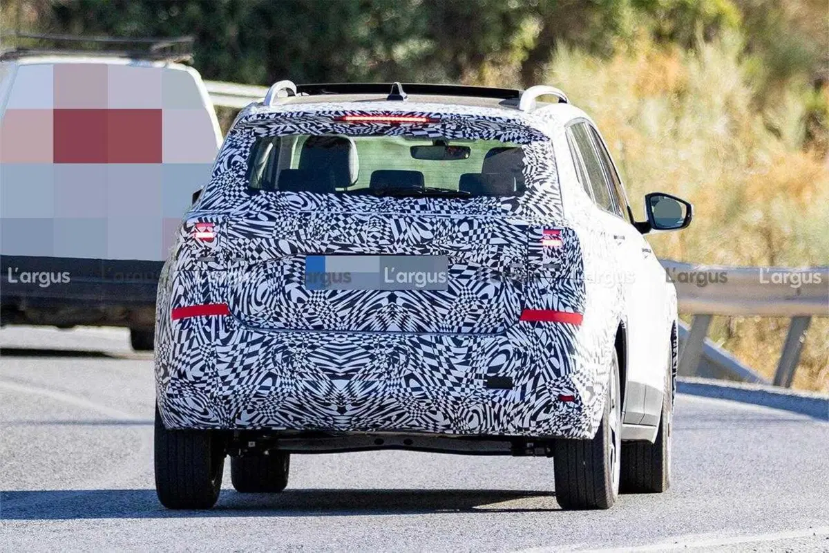 Volkswagen T-Cross 2026: restyling radicale per il piccolo SUV e motore ibrido in arrivo (5)