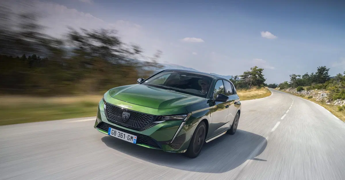 Peugeot avr&agrave; un nuovo motore ibrido dal 2028: Stellantis punta sul 1.2 PureTech HEV