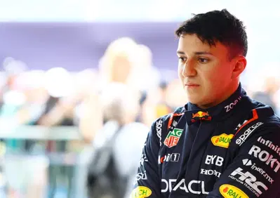 Red Bull pronta a cambiare tutto nel 2026: Hadjar al fianco di Verstappen, Lindblad in RB. Torna il derby Tsunoda-Lawson