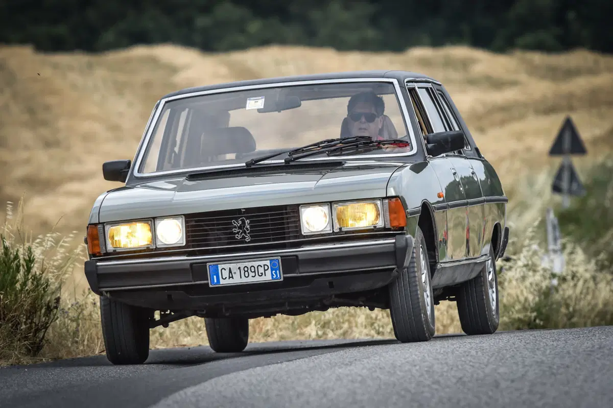 Peugeot 604 Heuliez: ecco com'&egrave; guidare l'auto del Papa [Video]