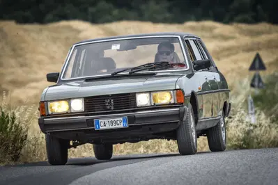 Peugeot 604 Heuliez: ecco com'&egrave; guidare l'auto del Papa [Video]