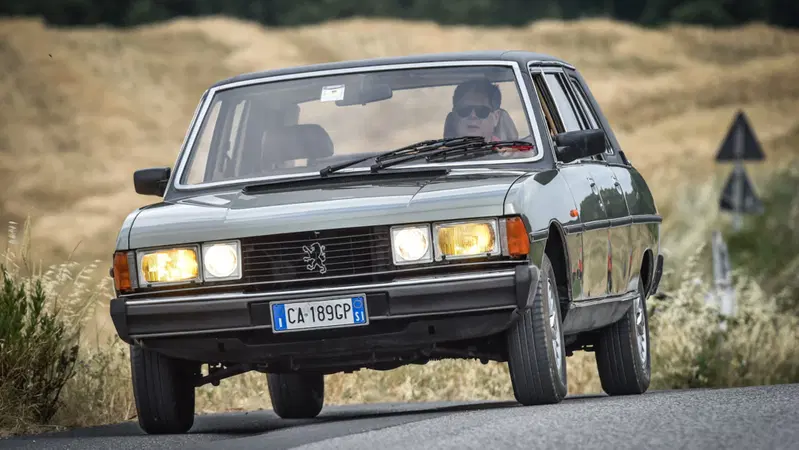Peugeot 604 Heuliez: ecco com'&egrave; guidare l'auto del Papa [Video]