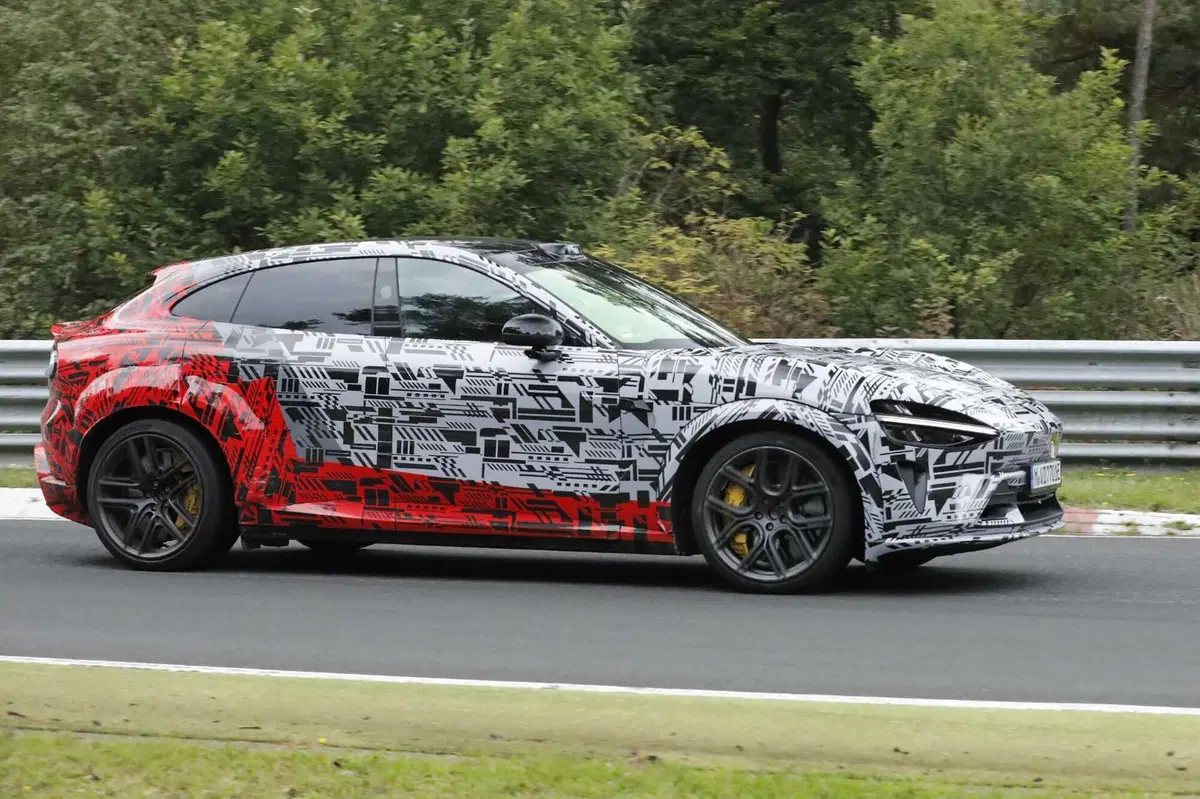 Xiaomi YU7 GT: la versione ad alte prestazioni del SUV elettrico avvistata al Nürburgring (5)