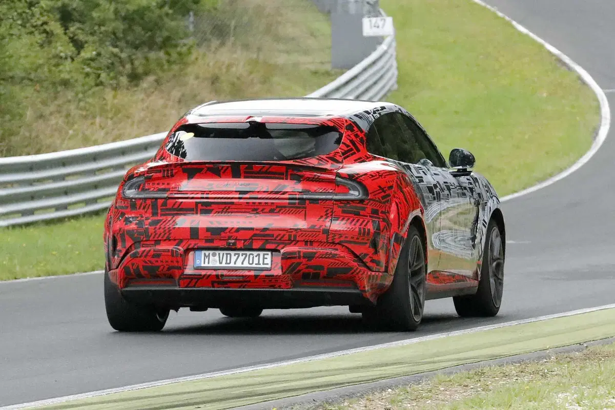 Xiaomi YU7 GT: la versione ad alte prestazioni del SUV elettrico avvistata al Nürburgring (10)