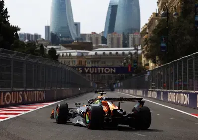 F1. Norris davanti a Piastri e Leclerc nella FP1 di Baku: guai alla PU per l’australiano, bandiera rossa e colpo al muro per Hamilton