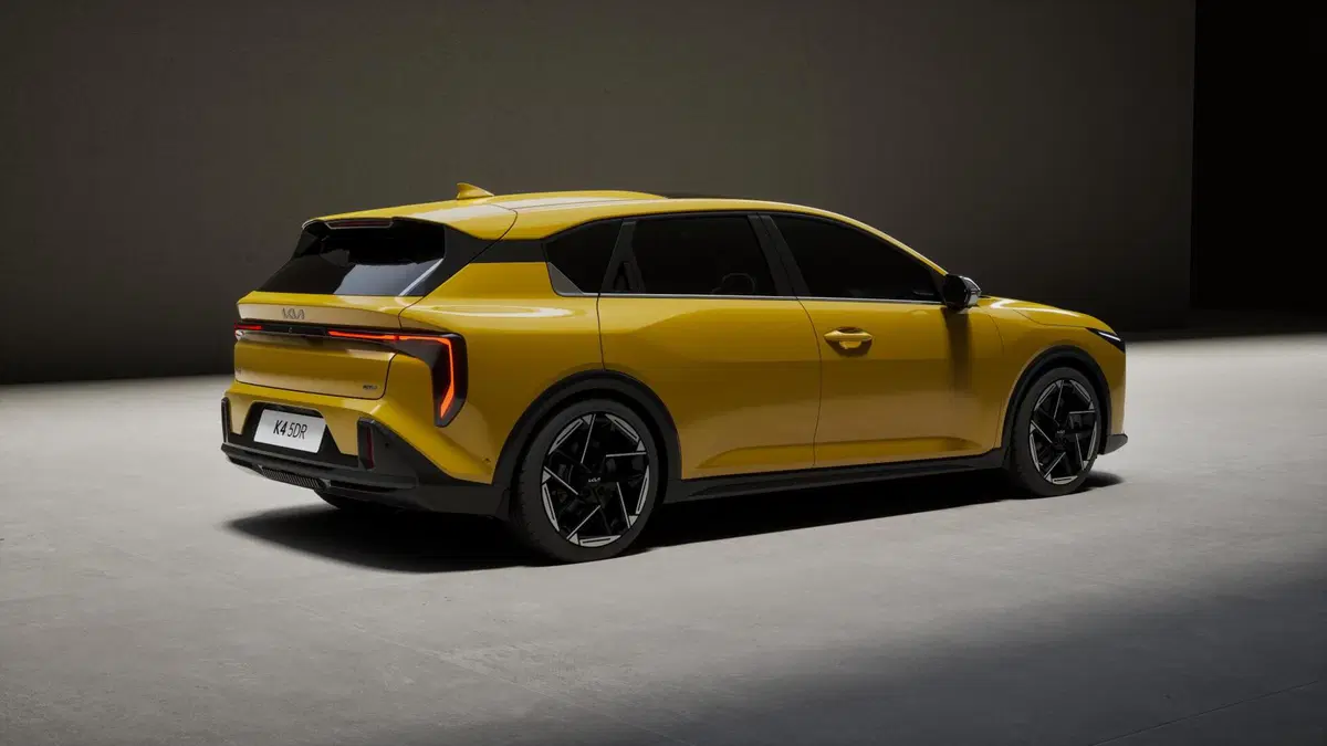 Kia K4 2026: spazio da SUV, tecnologia da elettrica e prezzo da 26.000 euro (5)