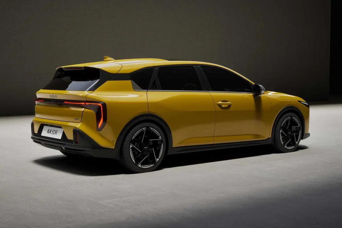 Kia K4 2026: spazio da SUV, tecnologia da elettrica e prezzo da 26.000 euro (6)
