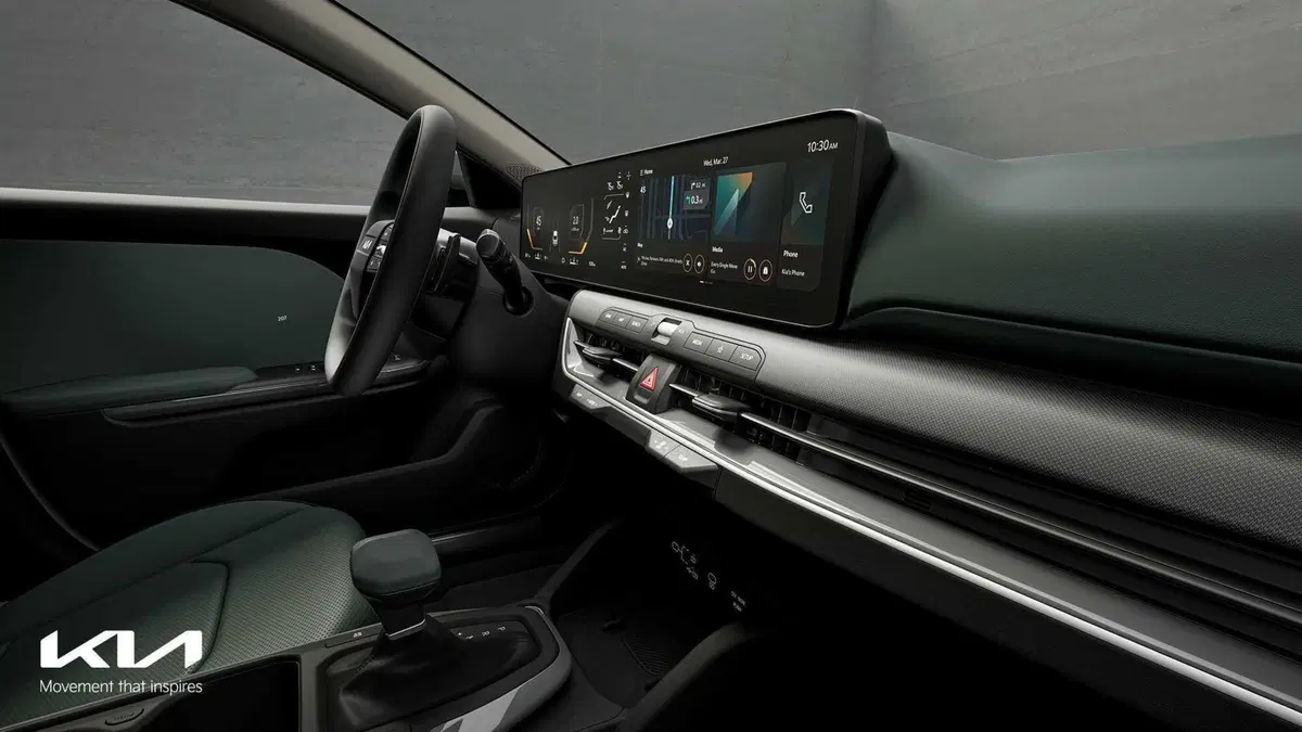 Kia K4 2026: spazio da SUV, tecnologia da elettrica e prezzo da 26.000 euro (8)