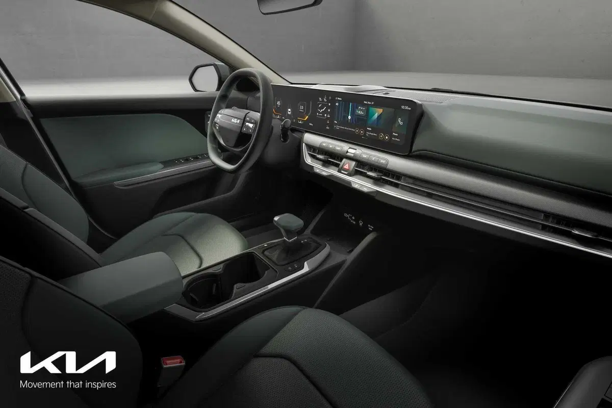 Kia K4 2026: spazio da SUV, tecnologia da elettrica e prezzo da 26.000 euro (9)