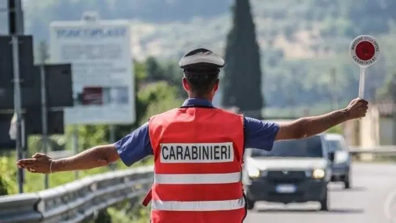 Como: guida senza patente con 15 Fermi Amministrativi. Multa record per 29enne