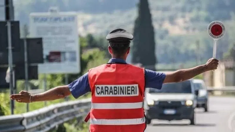 Como: guida senza patente con 15 Fermi Amministrativi. Multa record per 29enne