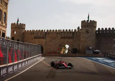 F1. GP Baku: Ferrari domina la FP2 con Hamilton e Leclerc, McLaren paga errori e assetto con Norris nel muro