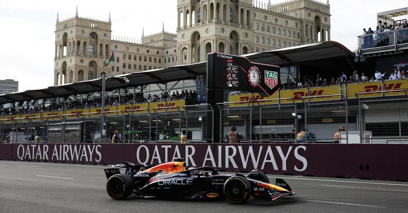 F1. Qualifiche al cardiopalma a Baku: Verstappen in pole, Sainz sfiora l&rsquo;impresa con la Williams. Delusione per Ferrari e Piastri, Ocon squalificato